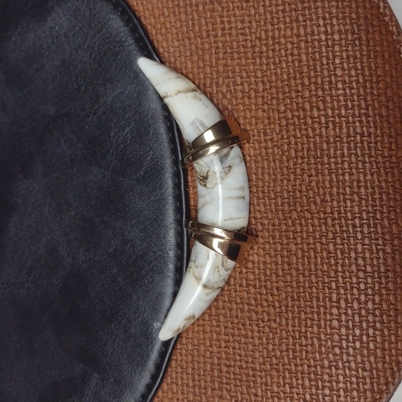 Stella and Dot Chelsea Faux Leather Crossbody Handbag w/Magnetic Clasp. 20" Drop - Picture 2 of 4